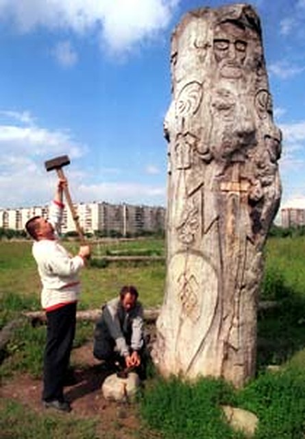 Великий Волк Владимир Голяков три раза в неделю творит обряд на санкт-петербургском Всеславянском святилище Перуна.