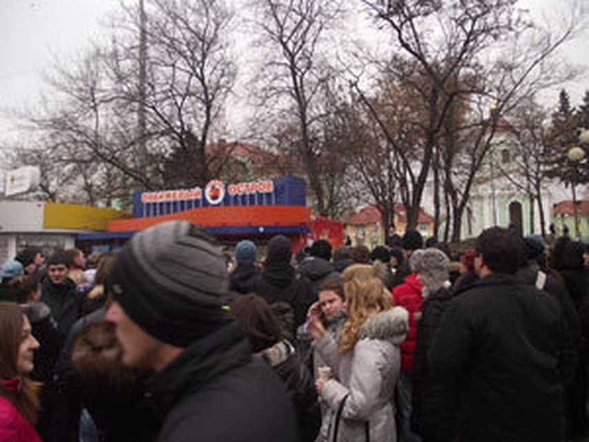 в Белгроде на акцию протеста против фальсификации резултатов выборов пришли около 100 человек.