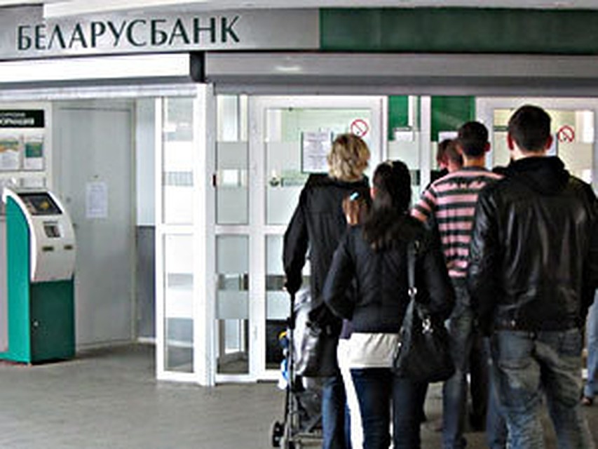 В очередях за валютой можно не стоять - курс не изменится