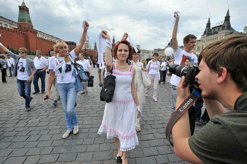 Девушкам, пришедшим на митинг, ни к чему скрывать под маской свою красоту и молодость.