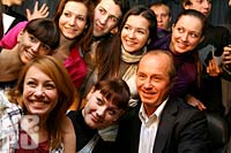 Молодые актрисы облепили Андрея Панина