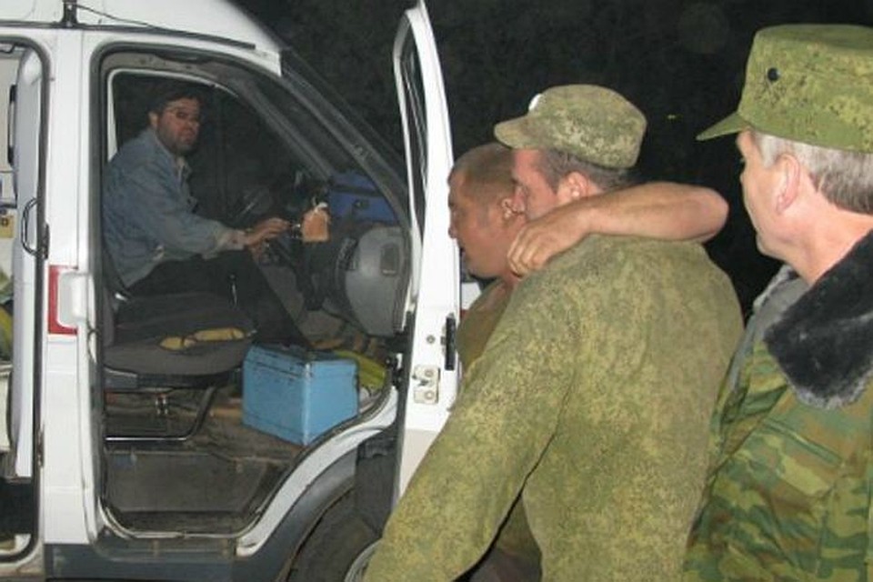Фото сделано ровно через 9 часов после начала взрывов. Старлея Алексея Титова ведут к «Скорой». Трудно было поверить, что он выжил в центре взрыва мощностью в 4 килотонны - с такой силой взорвалась атомная бомба в Хиросиме.