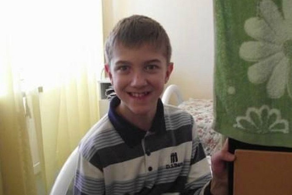 Глеб учится в обычной школе и даже играет на синтезаторе.