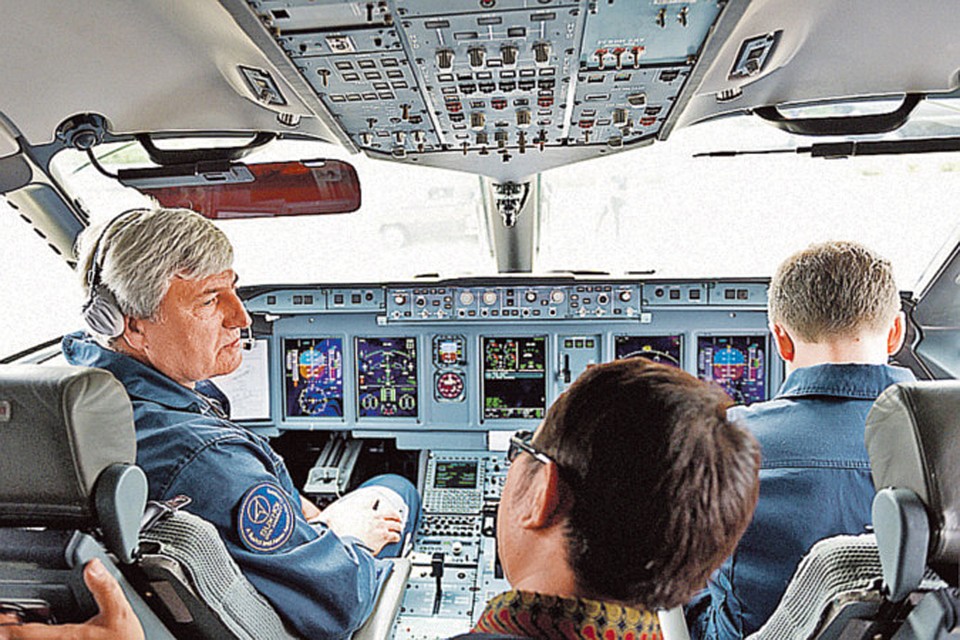 Шеф-пилот разбившегося SSJ100 Александр Яблонцев (на фото слева) был одним из самых опытных гражданских летчиков страны.