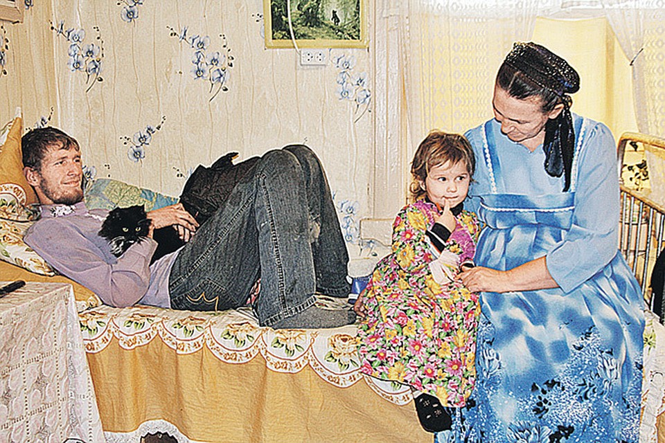 Дети, не видевшие снега, привыкают к русской зиме.
