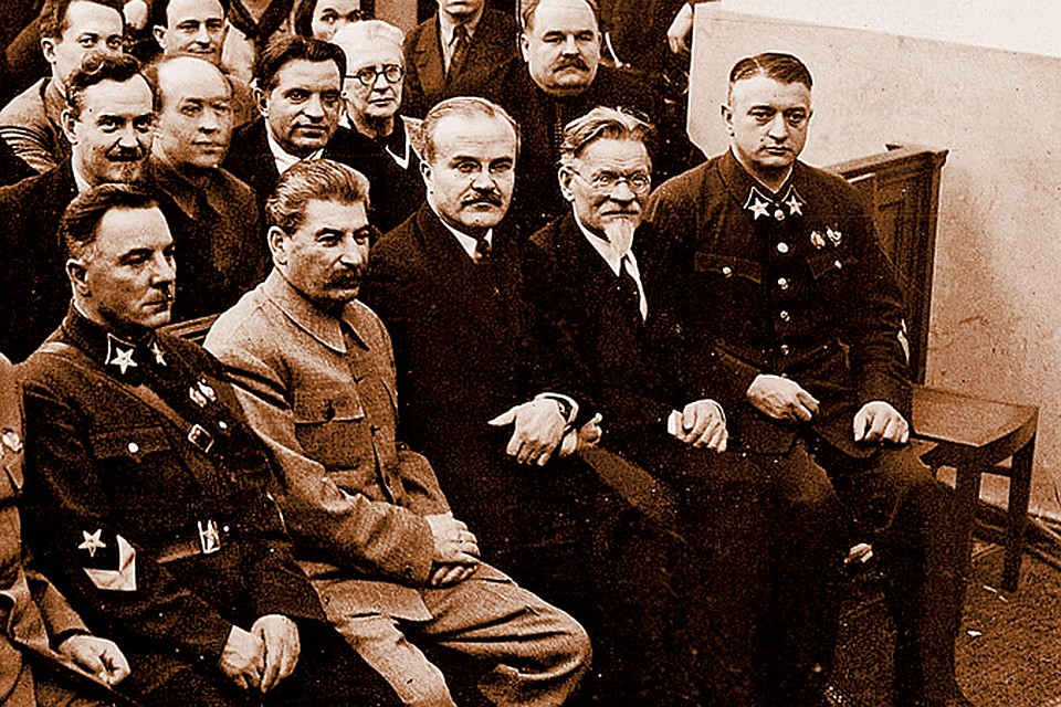 К 1937 году напряженные отношения между Сталиным и Тухачевским достигли пика.