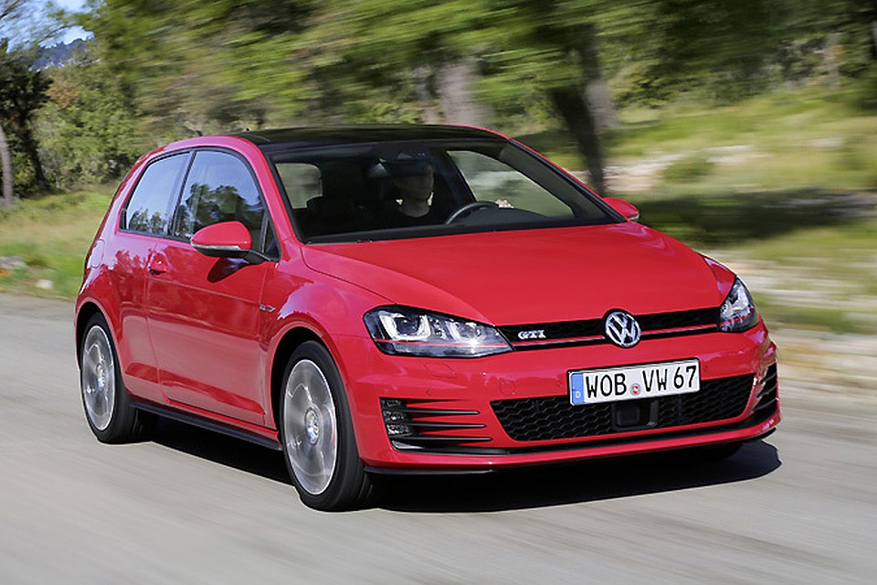 Внешне Golf GTI отличает решетка радиатора с традиционным сотовым орнаментом и хромово-красной окантовкой, заходящей в корпуса фар, спортивные бамперы и расширители порогов.