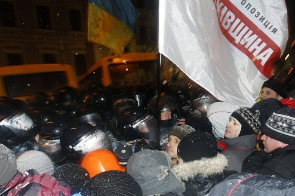 Силовики оттесняют митингующих с блокпоста
