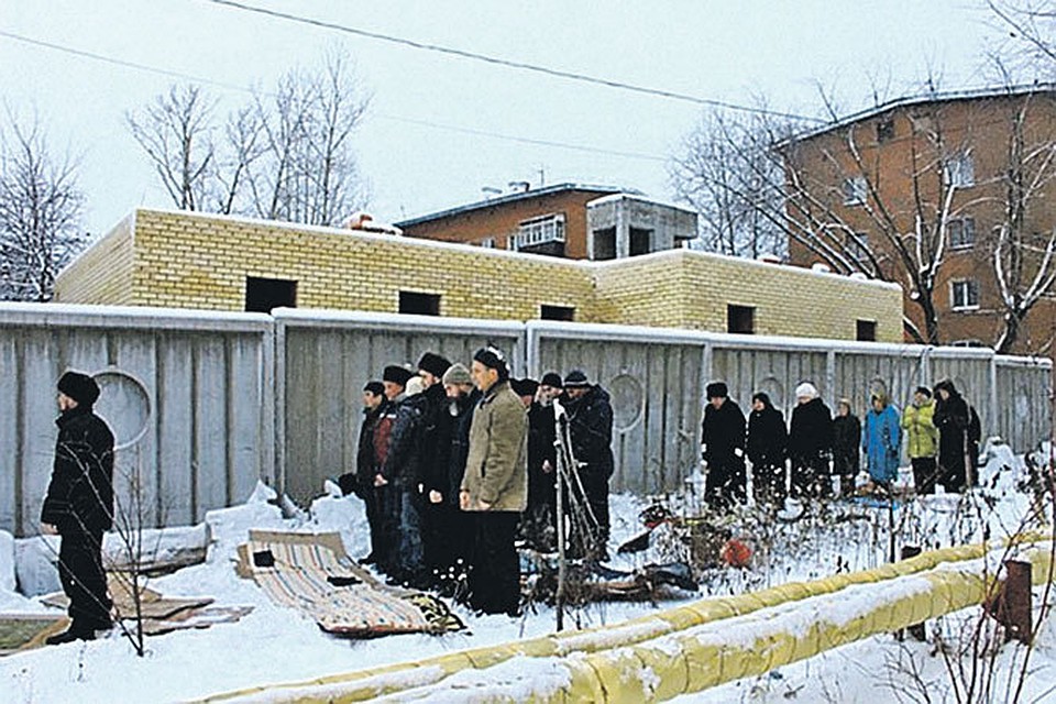 Пятничный намаз у строящейся мечети Аль-Ихлас. После громких спецопераций в Казани приверженцев салафизма не отличить от последователей традиционного ислама. Ваххабитов с бородами, без усов теперь можно встретить разве что в глухой татарской провинции.