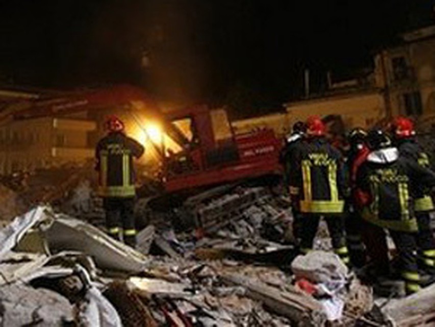 Спасатели работают в зоне бедствия круглосуточно. Фото: АР