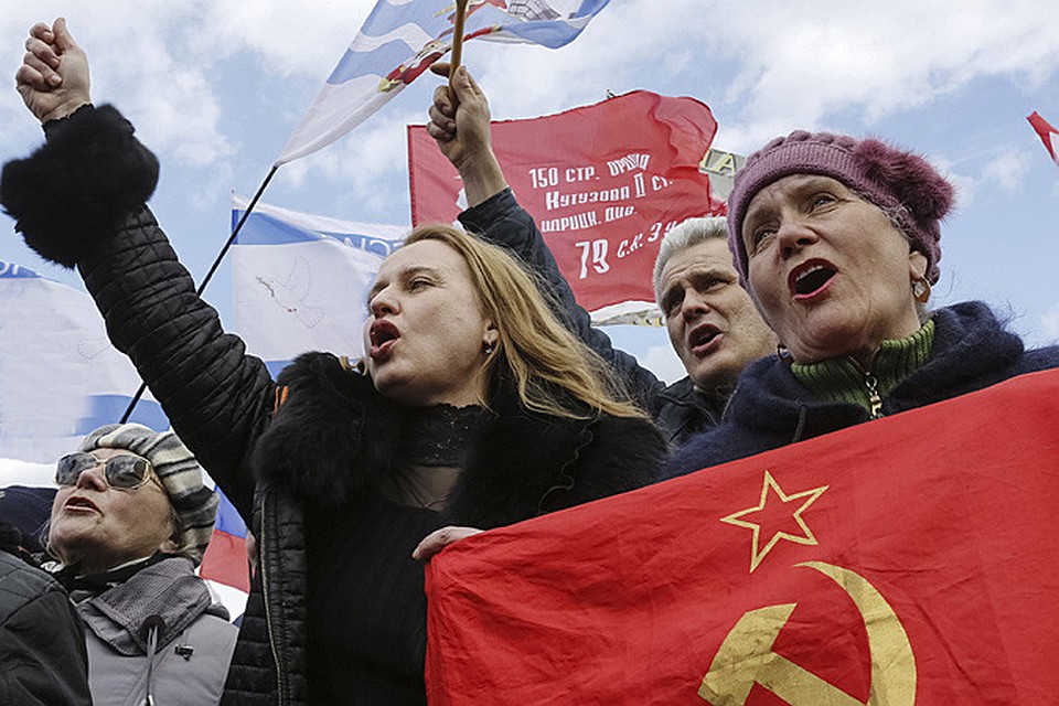 Я смотрю на эти радостные лица, на это всеобщее ликование и ясно и отчетливо вижу: крымчане нас ненавидят
