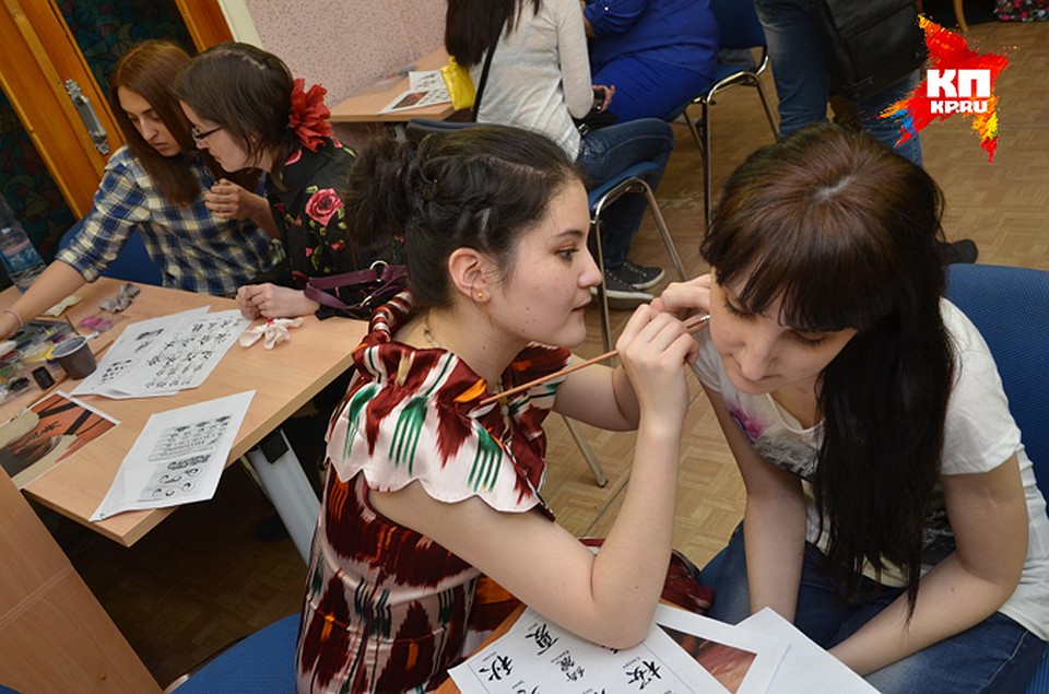 Для посетителей устроили в библиотеке настоящую чайную церемонию, мастер-класс по рисованию иероглифов и многое другое.