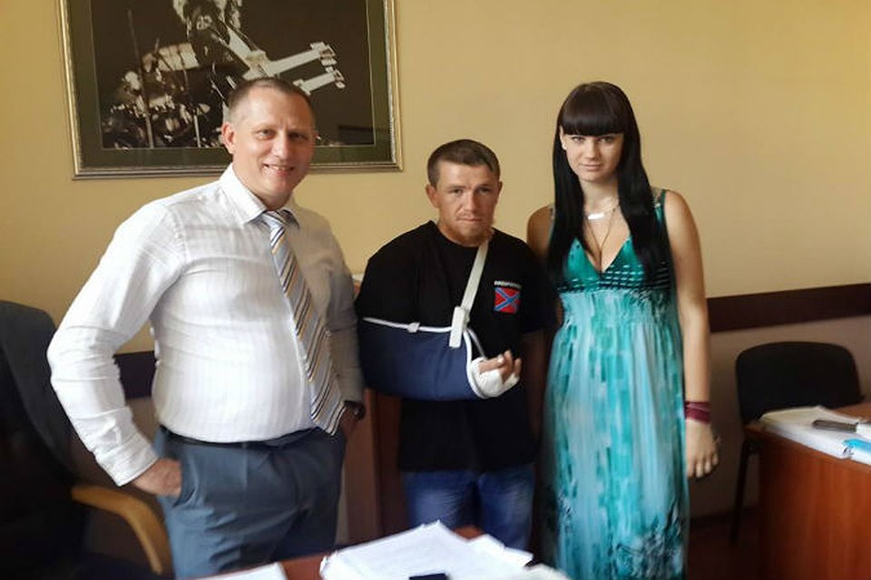 Моторола (на фото в центре) еще несколько недель назад отчаянно сражался в Славянске