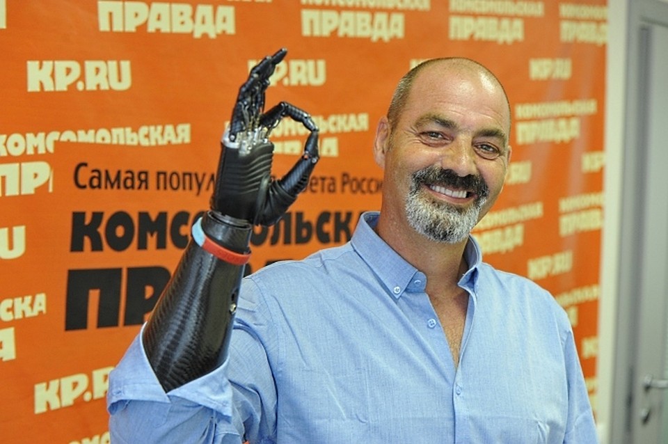 В прошлом году в Россию приезжал знаменитый «человек-киборг» Найджел Экланд. На пресс-конференции в «КП» он показал журналистам, как искусно управляется бионическим протезом.
