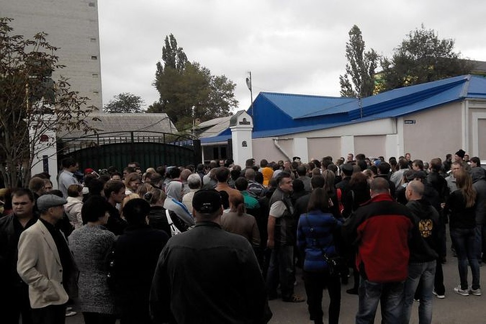 Более 300 человек вышли на митинг, требуя задержать участников кровавой расправы.