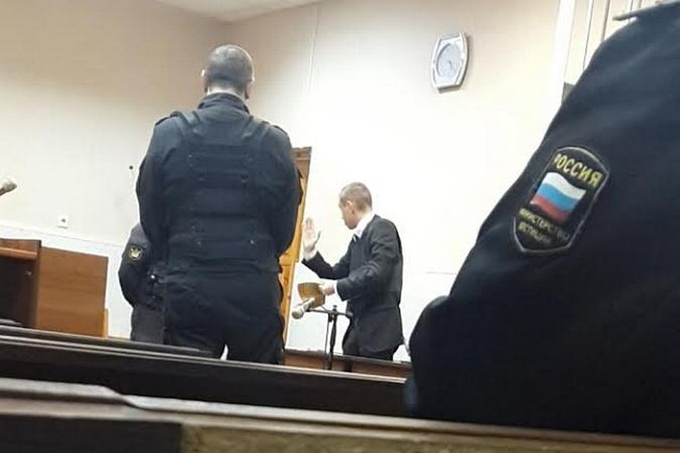 На фото Вяткин в бронежилете. За пару минут до того, как его вынесли.