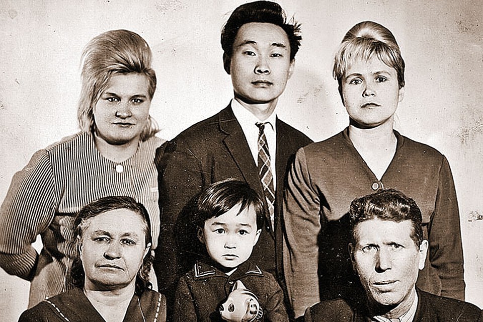 Ленинград, 1965 - 1966 гг. Нижний ряд: Мария Осиповна Гусева (бабушка), Витя Цой, Василий Филимонович Гусев (дед). Верхний ряд (слева направо): Вера Васильевна Гусева (тетя), Роберт Максимович Цой (отец), Валентина Васильевна Цой (Гусева) - мать. Фото из личного архива Роберта Максимовича Цоя.