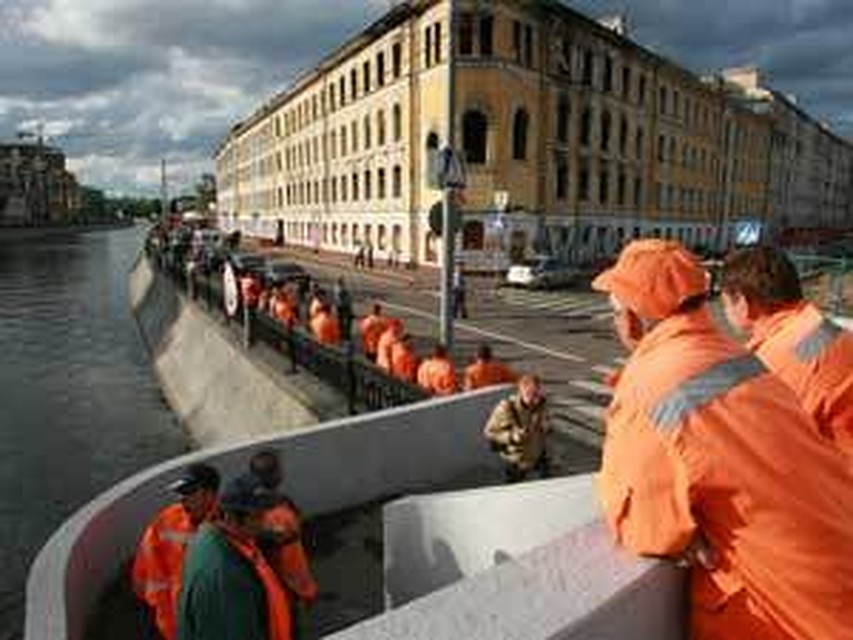Примерно в 5 часов вечера на Садовнической набережной рухнул старый дом