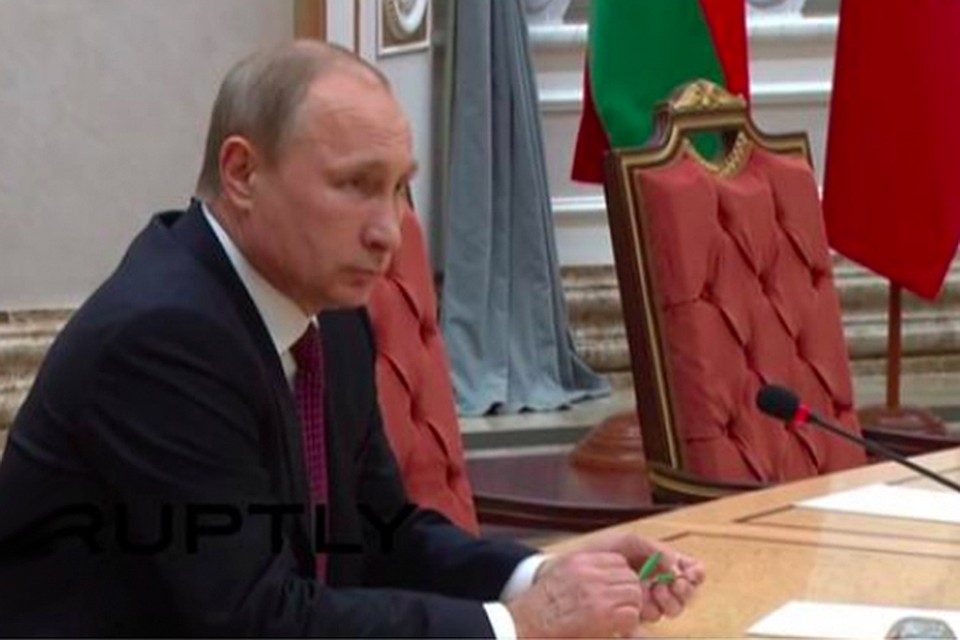 Путин сломал карандаш на встрече "нормандской четверки" в Минске. Фото: YouTube