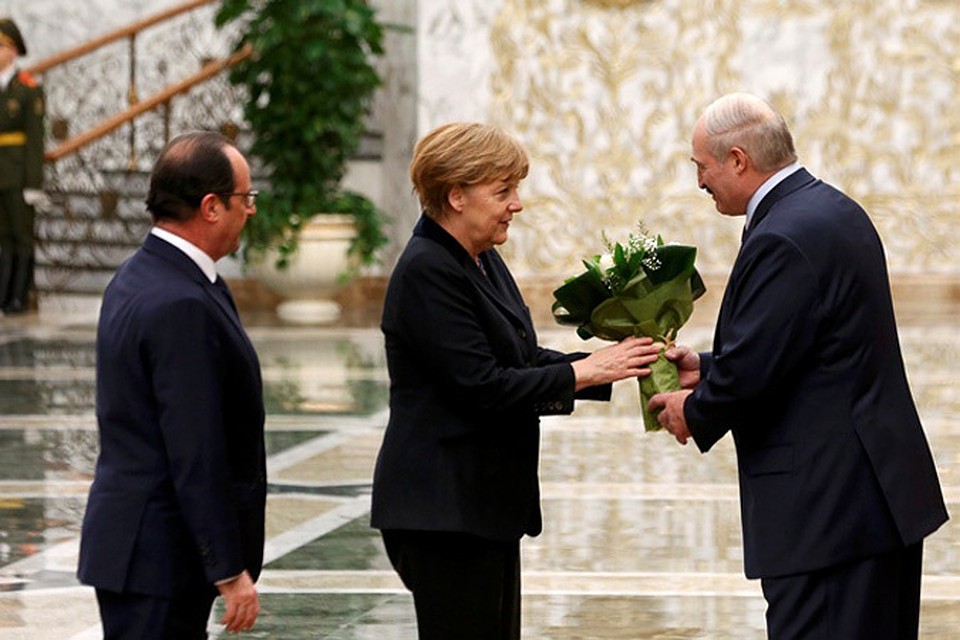 Лукашенко с канцлером Меркель и президентом Олландом. Фото: REUTERS