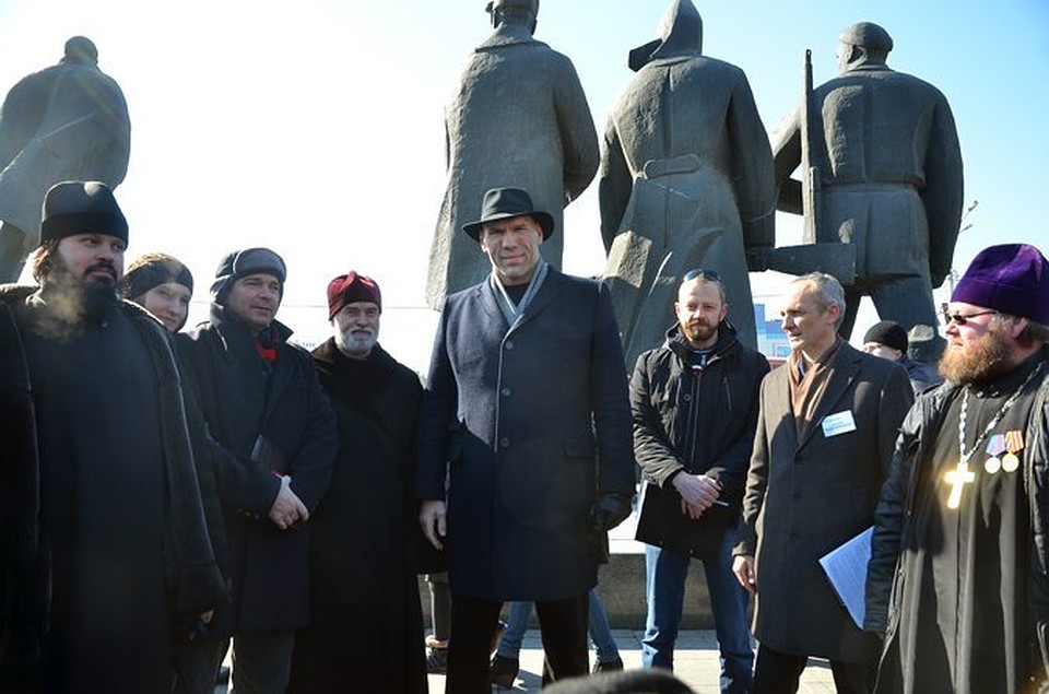 Николай Валуев гармонично смотрелся на фоне монументальных фигур.