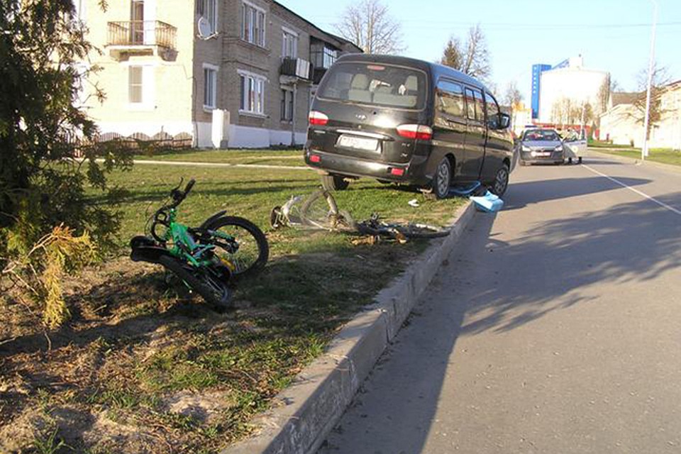 Чтобы достать детей, прохожим пришлось поднимать машину. ФОТО: uvd-mo.gov.by