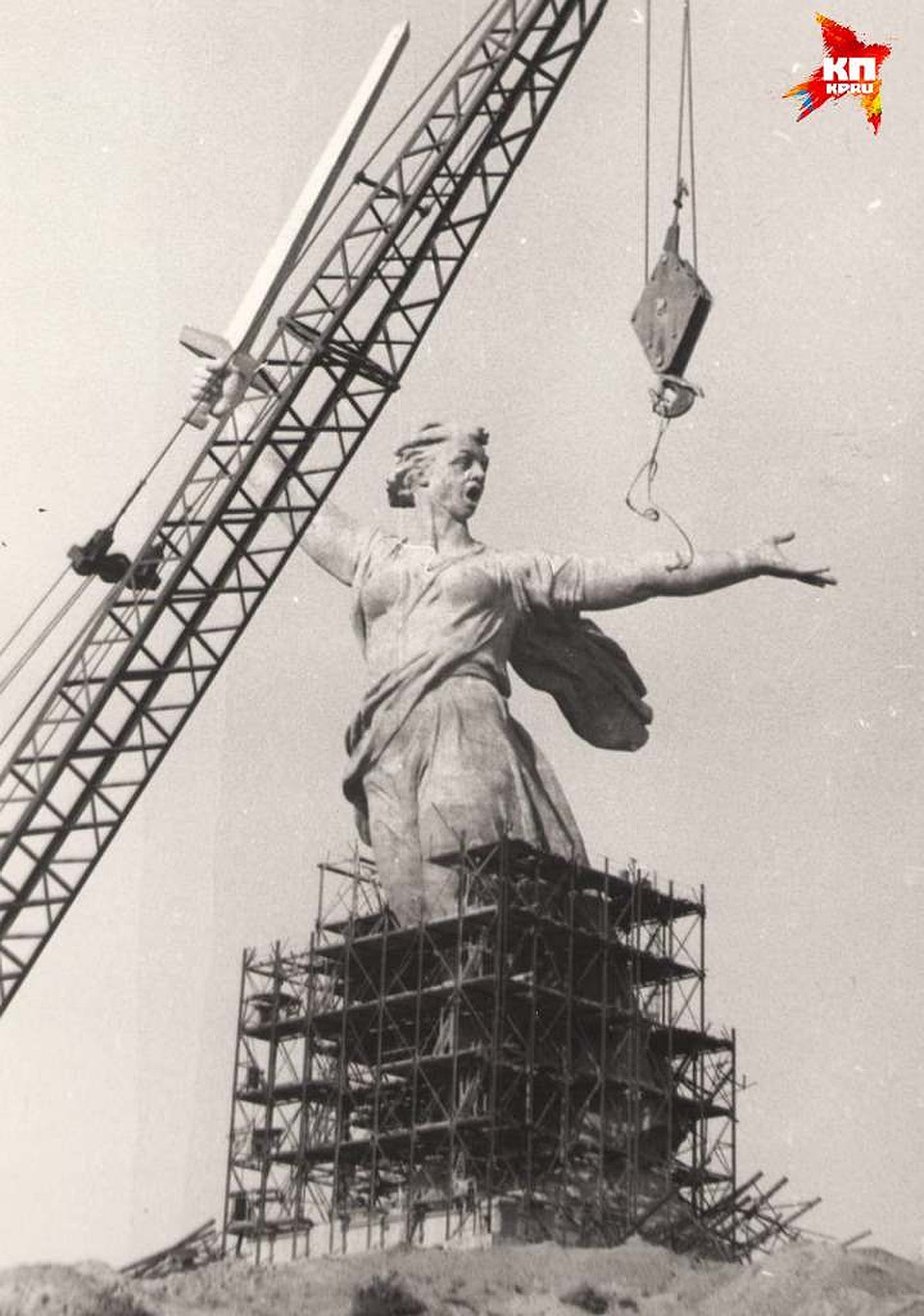 Строительство монумента близится к завершению. 1965 год. Фото: музей-заповедник "Сталинградская битва".