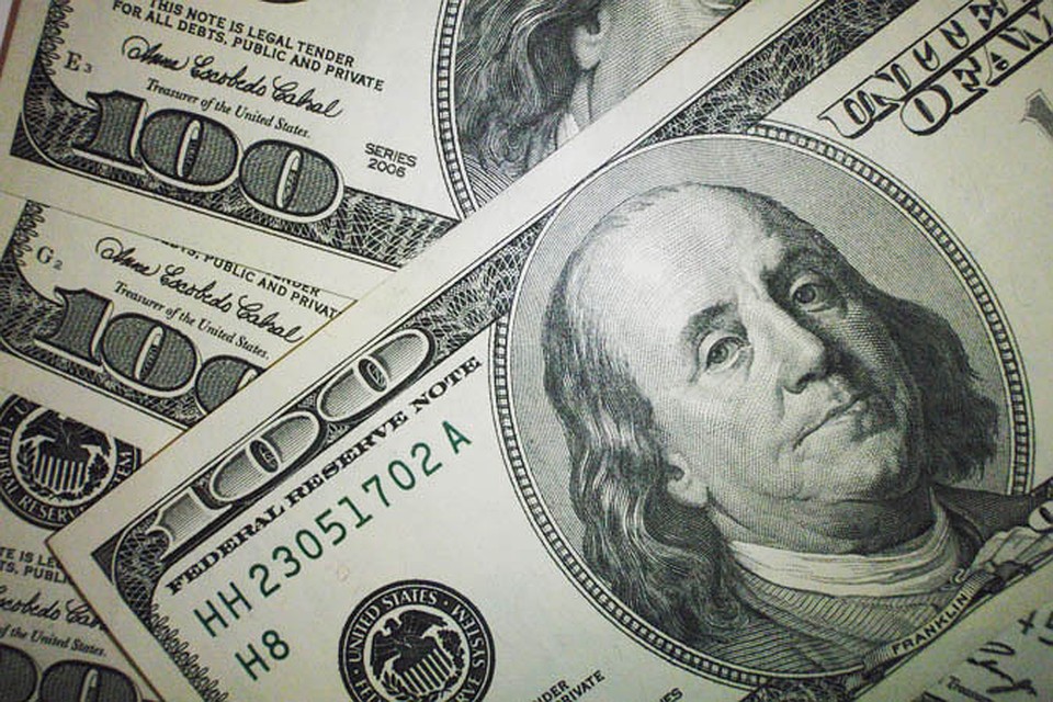 По итогам недели курс доллара опустился до 49,6 рубля.