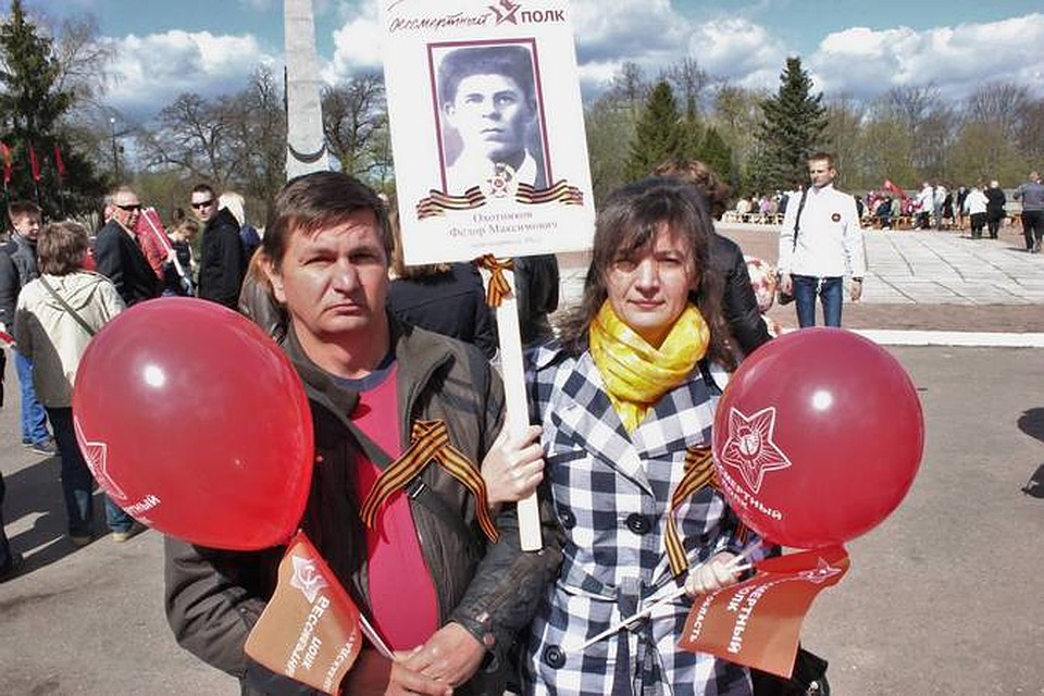 День Победы Галина Охотникова вместе с мужем провела в Ораниенбауме. С портретом красноармейца шла в «Бессмертном полку». ФОТО: из семейного архива