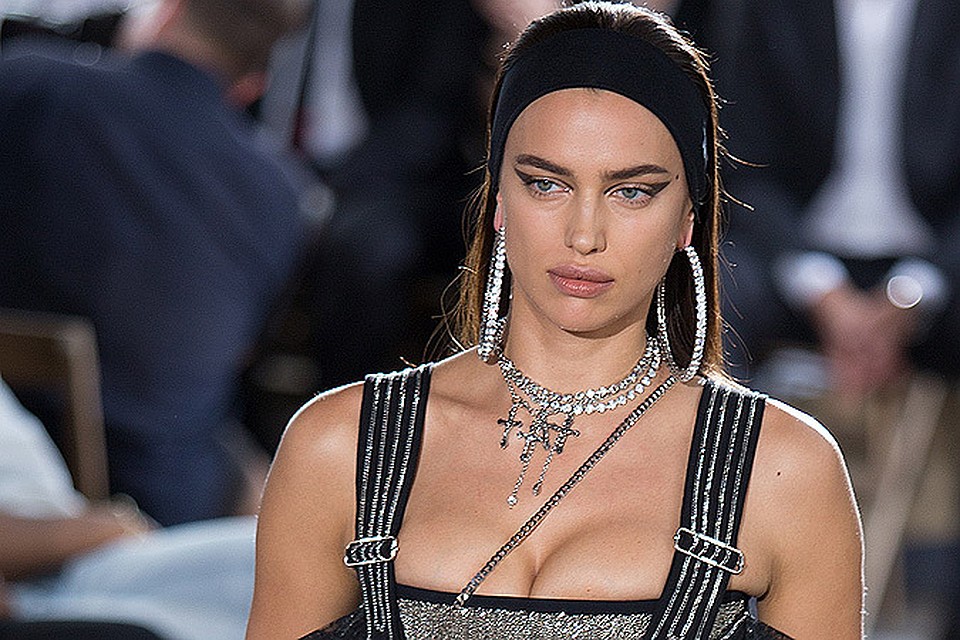 На показе Givenchy в Париже бывшая невеста футболиста появилась на подиуме, мягко говоря, располневшей.