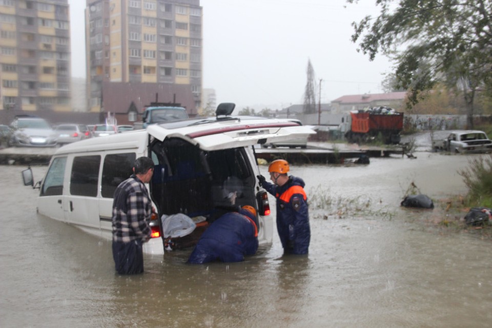 Спасатели вытащили авто с помощью лебедки. Фото: ЮРПСО