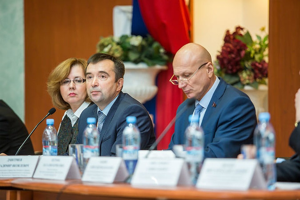 Слева направо: представитель Комитета по науке и высшей школе И.В. Ухватова, проректор по научной работе Г. А. Костин, заместитель председателя Постоянной комиссии по образованию, науке и культуре Законодательного собрания Санкт-Петербурга В. Я. Дмитриев
