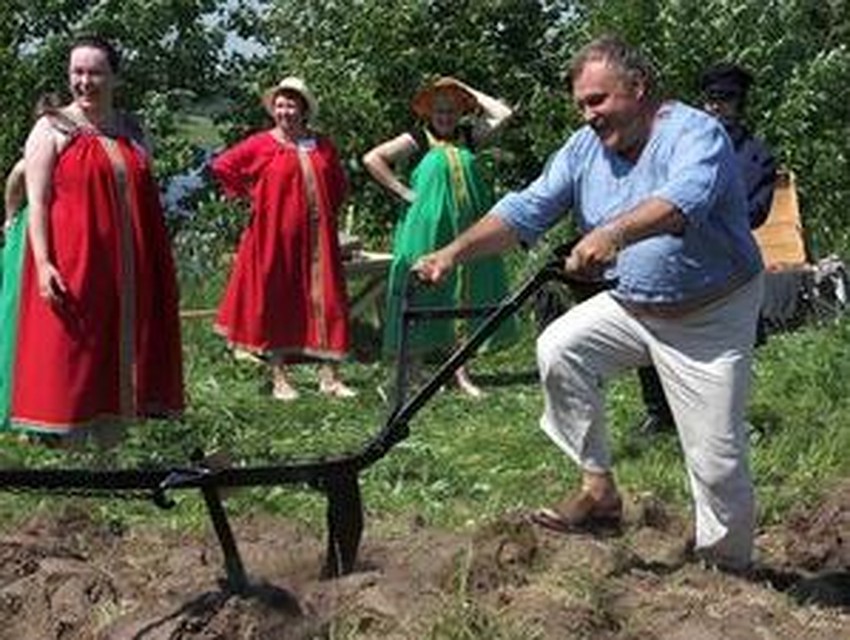 Некоторым горожанам плуг показался слишком тяжелым.