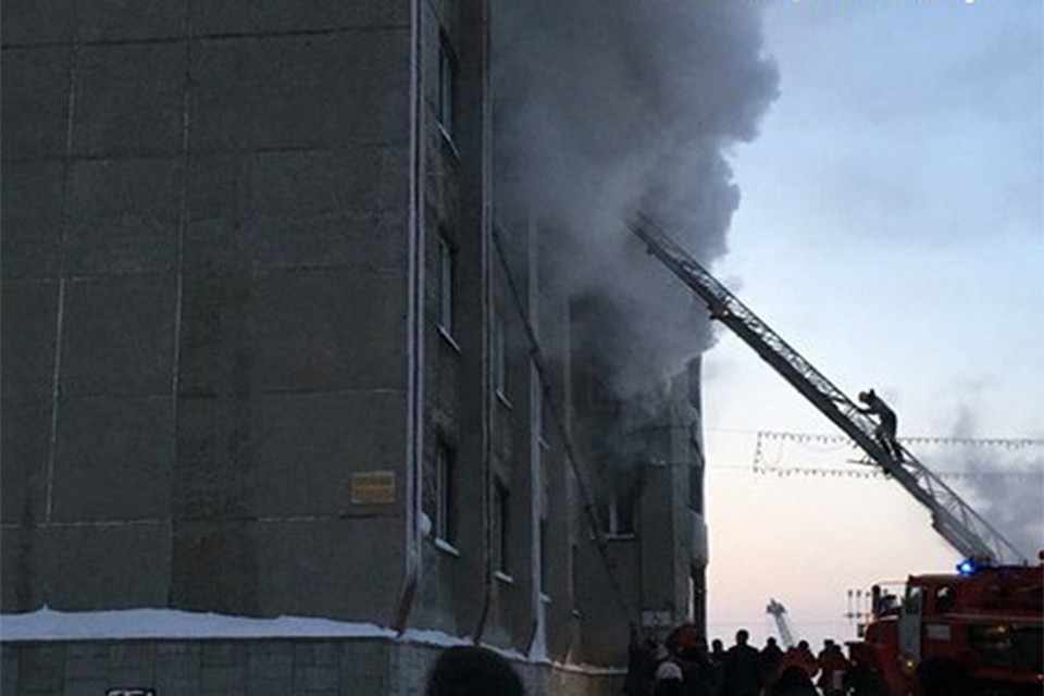 Пожар продолжается около двух часов. Есть жертвы. Фото группы ЧП в Красноярске социальной сети Вконтакте.