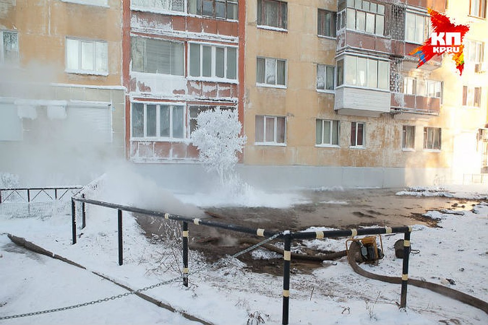 В Ижевске из-за изношенности труб прорвало теплотрассу. Фото: ИА "Сусанин"