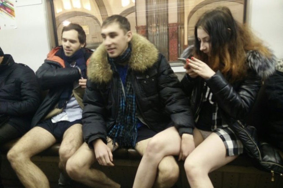 Несколько молодых людей решились принять участие в мировом флешмобе. Фото:vk.com/nopantssubway
