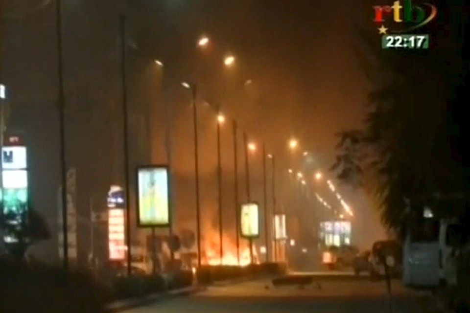 Сначала боевики атаковали ресторан, а потом захватили заложников в расположенном рядом отеле Splendid.