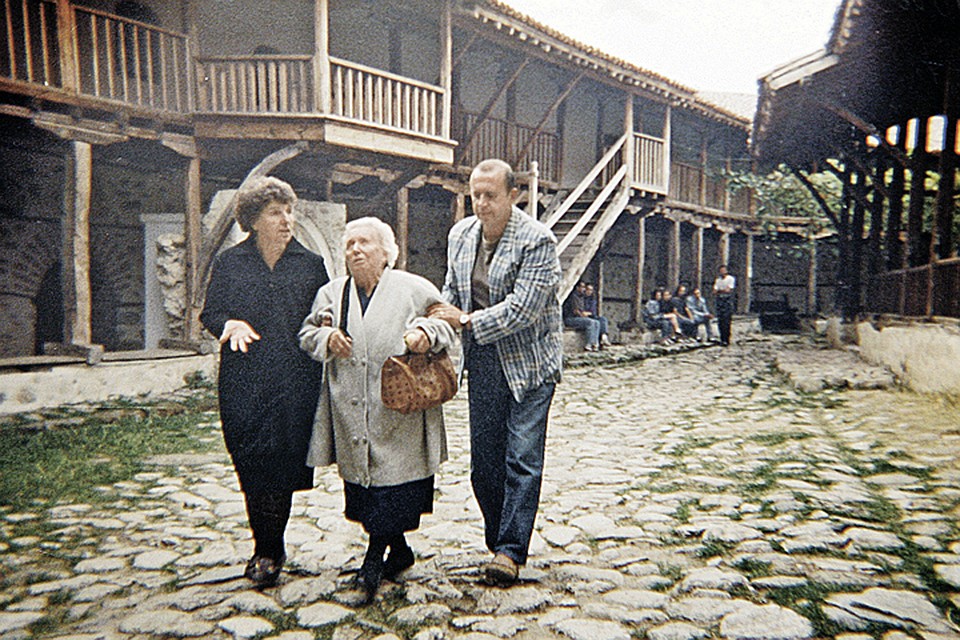 Прорицательница и ее сестра Любка Пандева в Роженском монастыре. 1992 год. Фото: Личный архив племянницы Ванги Красимиры Стояновой