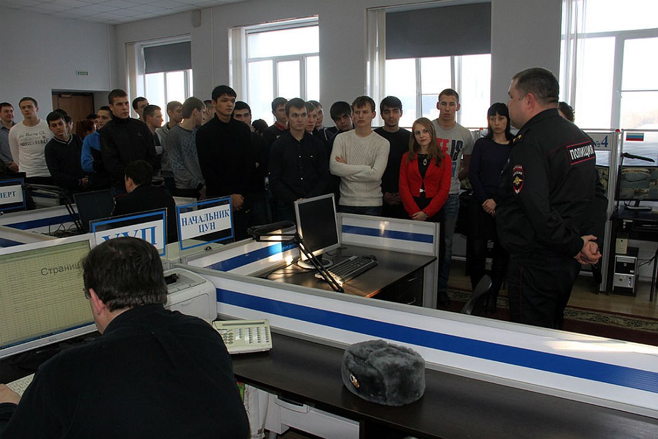 Саратовские студенты попробовали себя в роли полицейских и инспекторов ДПС
