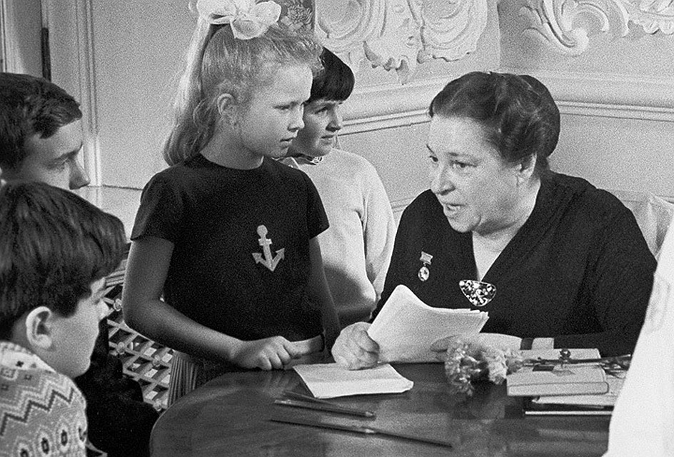 1970 год. Детская поэтесса Агния Барто беседует с юными читателями во время открытия Всесоюзной Недели детской и юношеской книги в Колонном зале Дома Союзов. Фото Валентина Кузьмина /Фотохроника ТАСС/