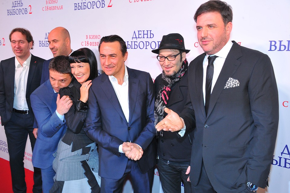 Камиль Ларин (третий справа) на премьере фильма «День выборов 2».