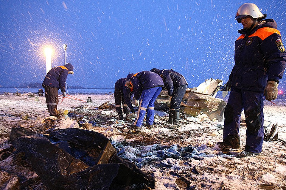 На месте крушения пассажирского самолета Boeing 737-800 авиакомпании Flydubai, следовавшего по маршруту Дубай - Ростов-на-Дону. Пассажирский самолет разбился при посадке в аэропорту. В результате крушения погибли 62 человека. Фото: Максим Григорьев/ТАСС