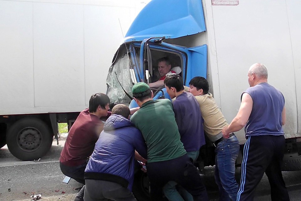 Пятнадцать минут нерусские бьются, чтобы спасти русского