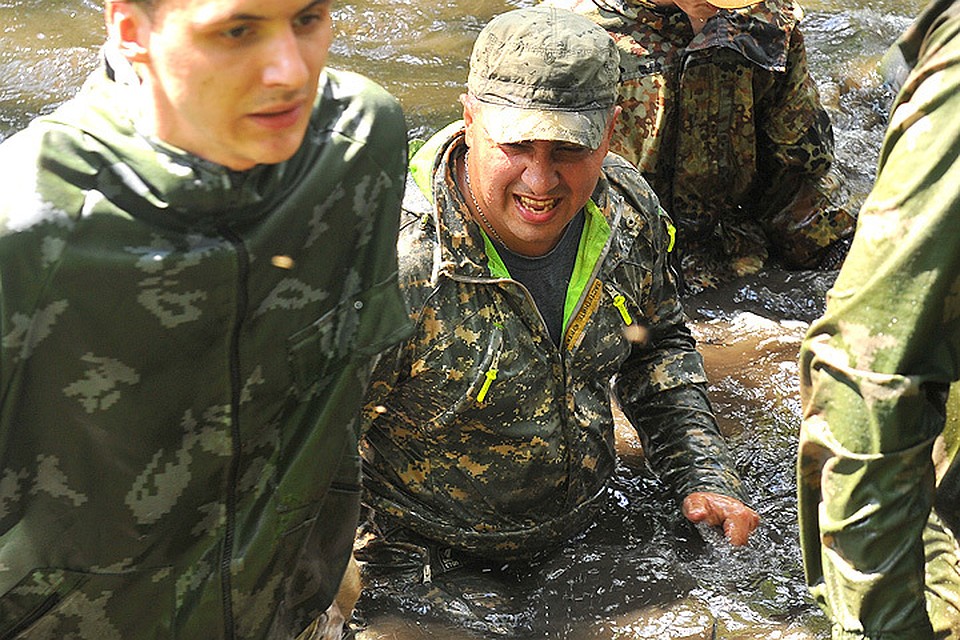 Наш журналист (в центре) прошел огонь и воду.