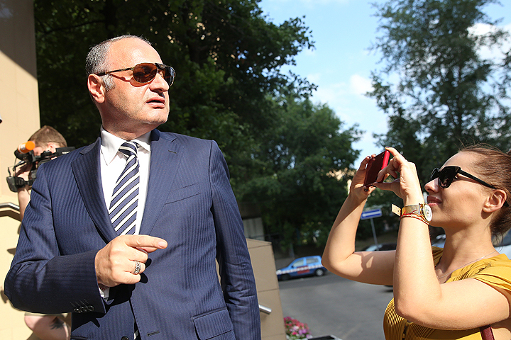 Бывший советник заместителя мэра Москвы, бизнесмен Эраст Матаев перед рассмотрением уголовного дела по статье об умышленном уничтожении имущества в Пресненском районном суде. ФОТО Артем Коротаев/ТАСС