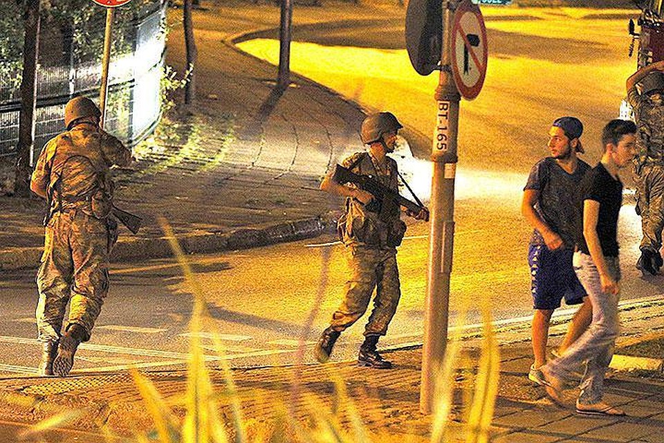 В Анкаре и Стамбуле происходит попытка военного переворота