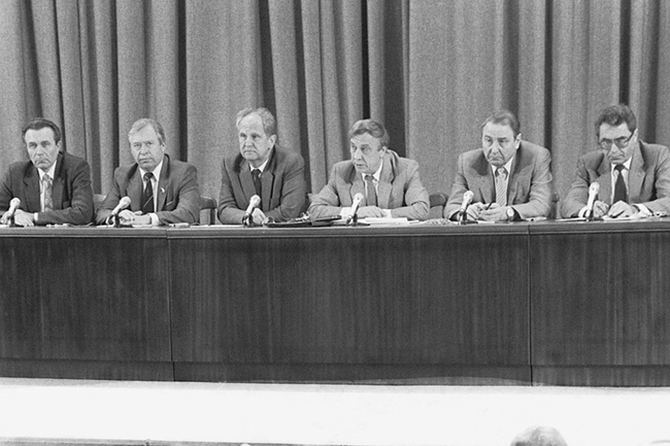 Мы не понимали тогда, что аплодировать надо было вот этим «путчистам»