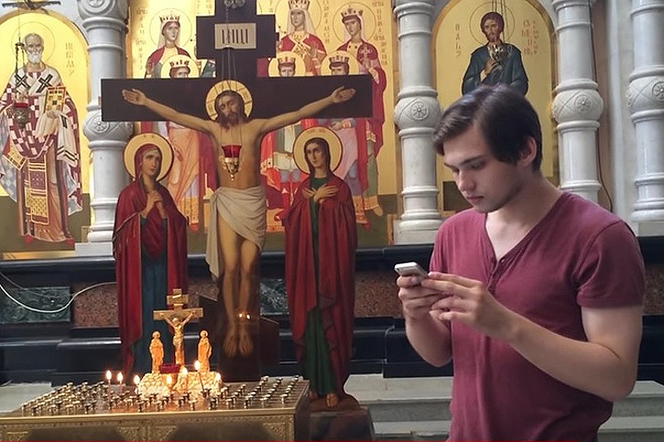 Руслан Соколовский решил половить покемонов на месте расстрела Романовых. Скриншот с видео