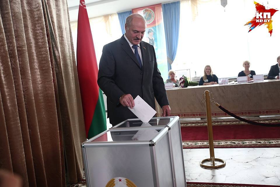 Президент на своем избирательном участке.