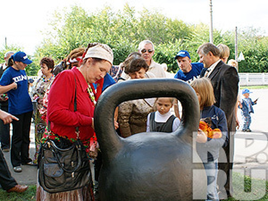 На День города жителям Верхнеуральска подарили «стопудовую» гирю.